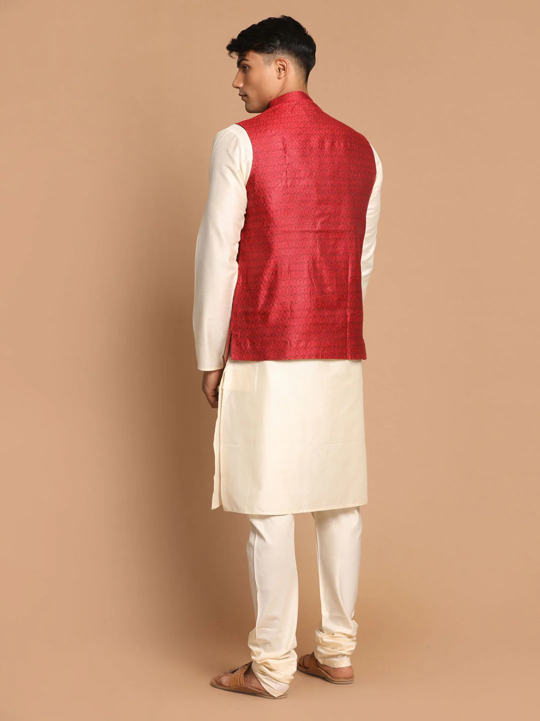 Men's Maroon Jacquard Nehru Jacket With Kurta Pyjama Set - Image 3
