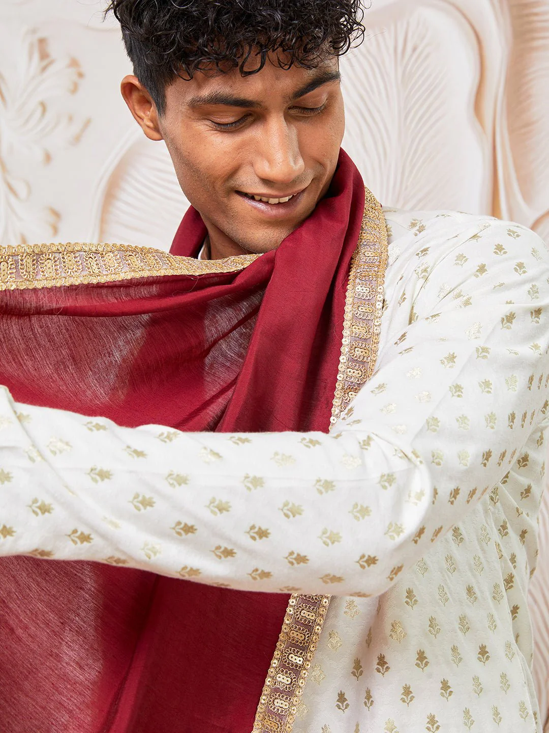 Men's Cream Kurta Pyjama with Embroidered Maroon Dupatta Set - Image 3
