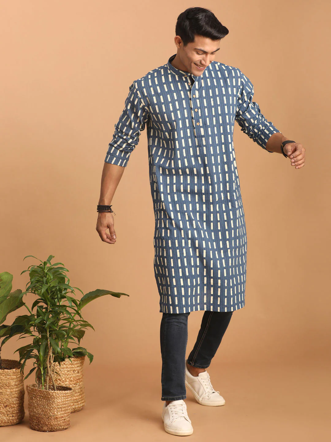 Men's Blue Rubber Print Cotton Kurta - Image 2