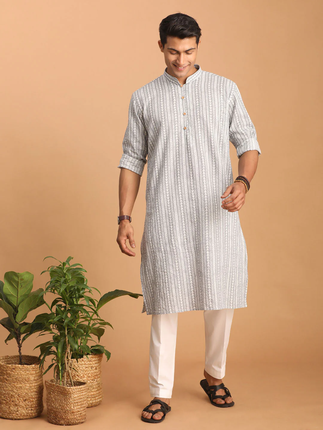 Men's Grey And White Batik Printed Kurta With White Pant Set - Image 2