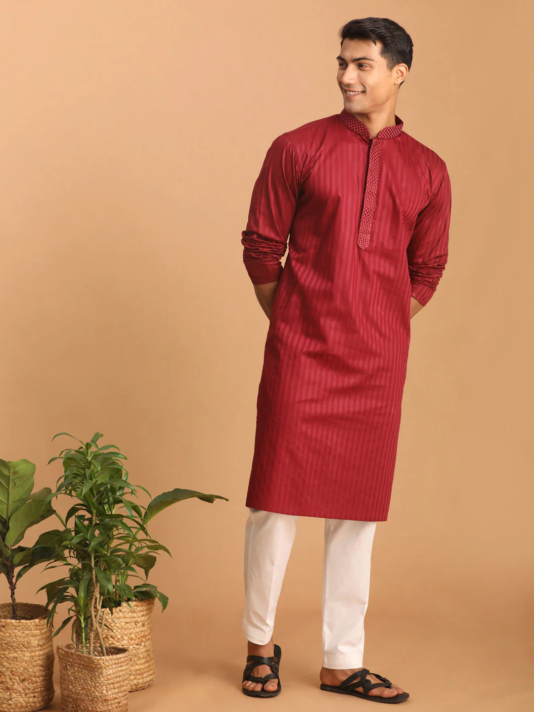 Men's Maroon Cotton Blend Solid Kurta - Image 5