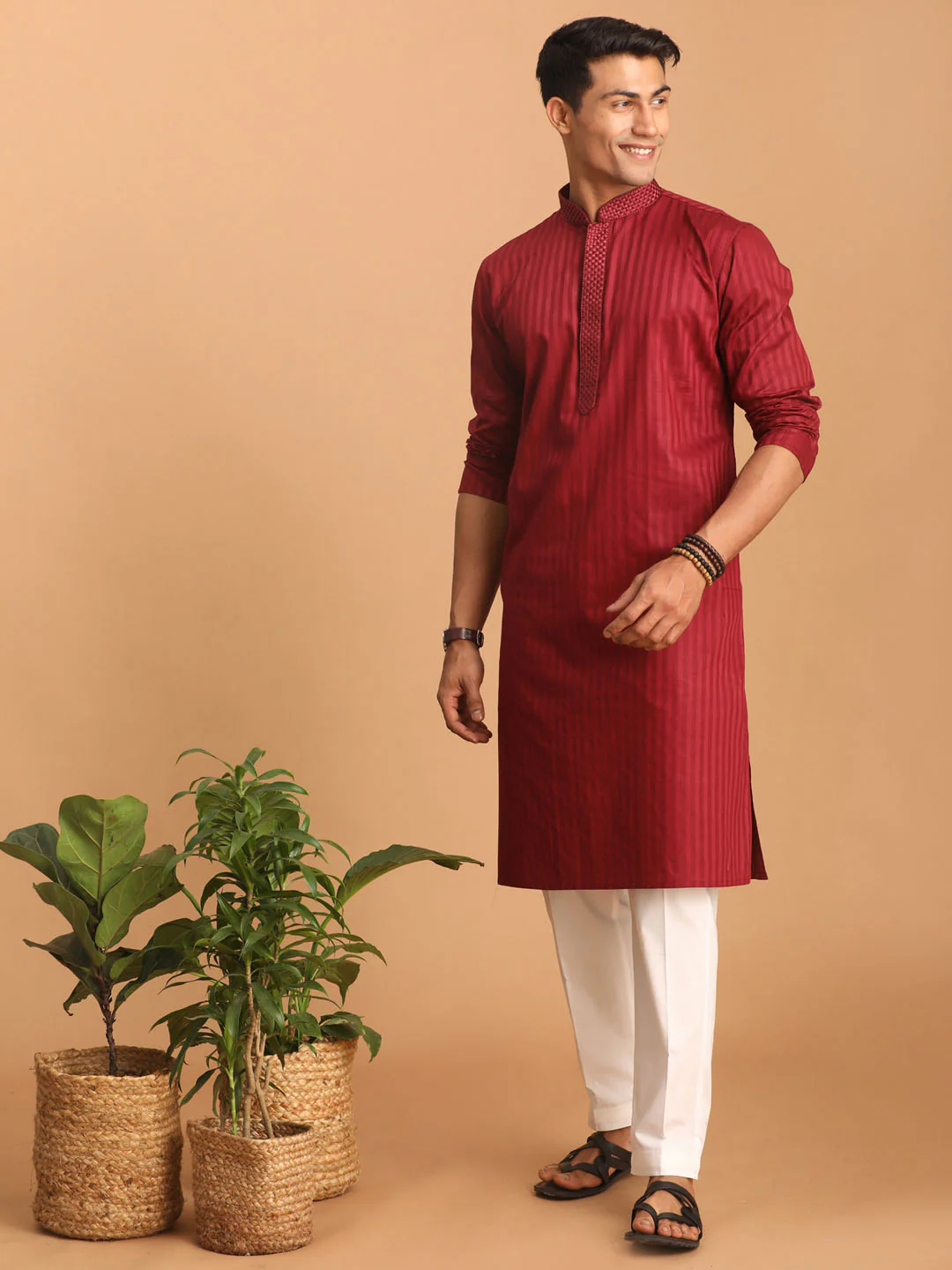 Men's Maroon Cotton Blend Solid Kurta With White Pant Set - Image 2