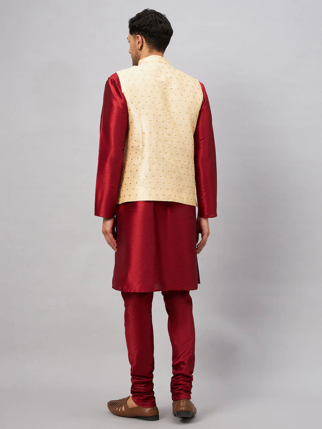 Men's Gold Zari Weaved Jacket With Kurta Pyjama Set - Image 3