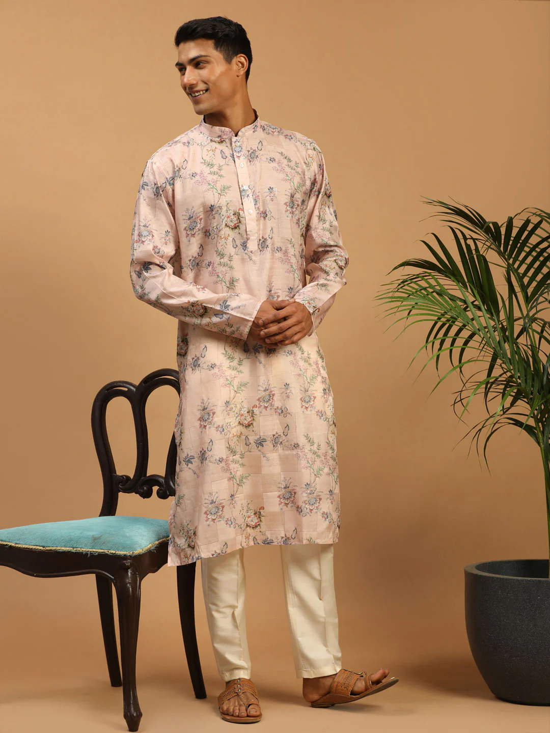 Men's Pink Floral Printed Silk Blend Kurta With Cream Solid Viscose Pant Set - Image 2
